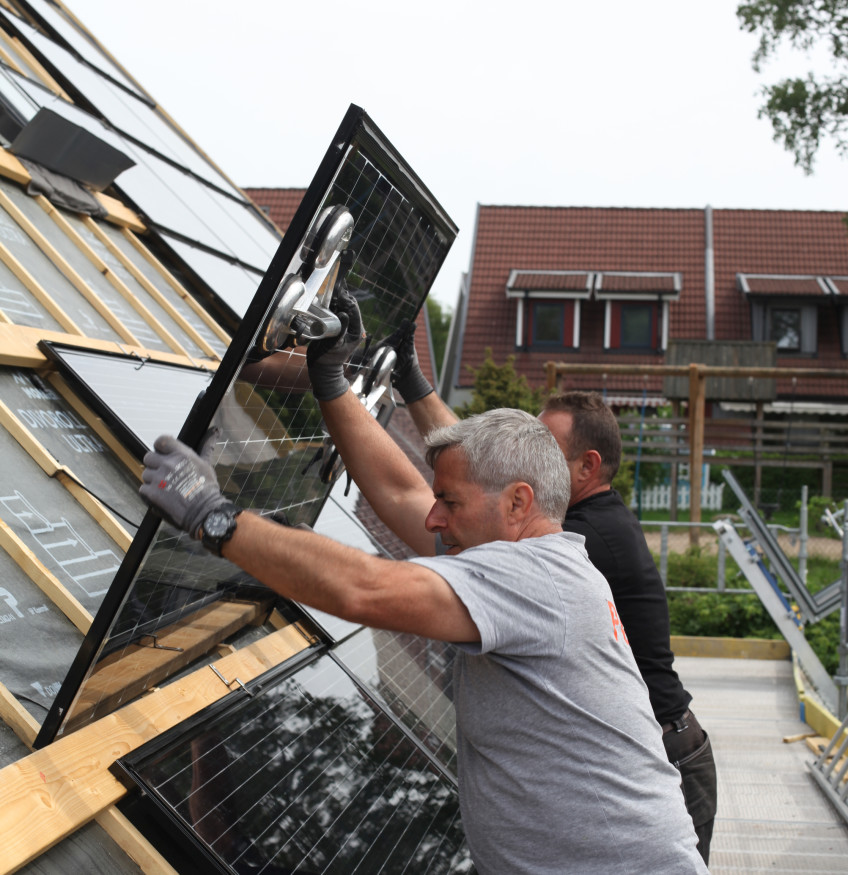 Pågående installation av ett takintegrerat solcellssystem.