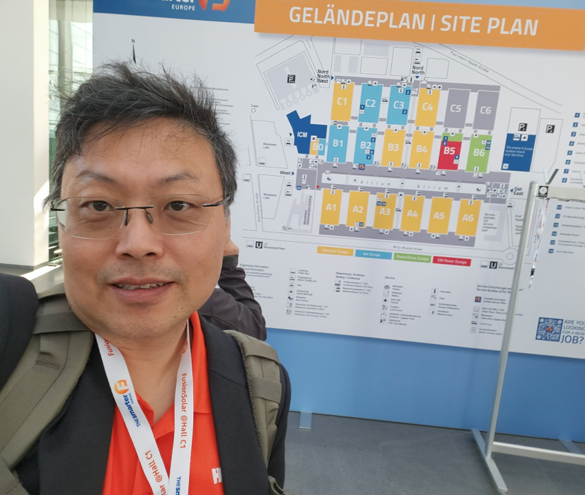 Robert Lee från Aprilice framför mässvyn på Intersolar i München, Europas största solcellsmässa