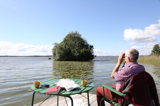 Bengt Stridh ägnar sig åt ett av sina huvudintressen,fågelskådning