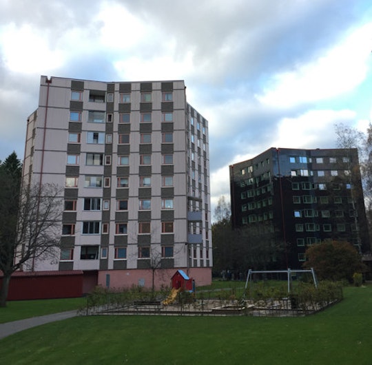 Till höger Stacken, huset i Bergsjön som är täckt med solceller, ochtill vänster ett av grannhusen som ser ut som Stacken gjorde innanrenoveringen