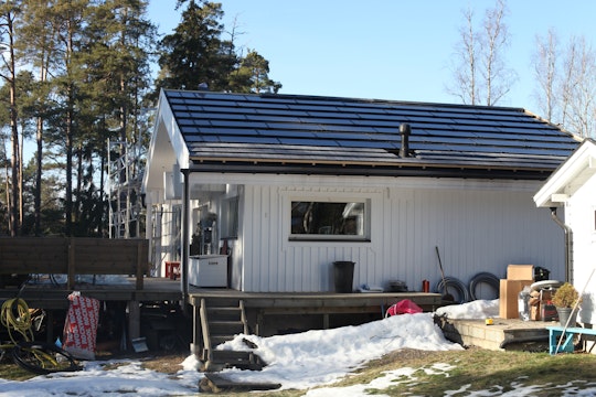 En pågående installation av ett integrerat solcellssystem bestående avSoltechsROOF-solpanna